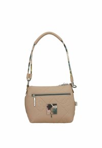 Bolso de mano de imitación cuero beige con una superficie texturizada, que cuenta con un bolsillo delantero con cremallera y un asa con un estampado. Acentos en hardware plateado.