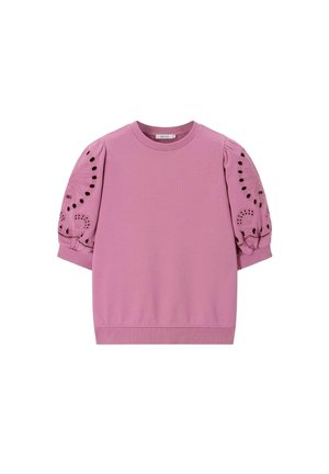 Pull violet à manches courtes avec manches bouffantes en dentelle à œillets et col, poignets et ourlet côtelés, présenté sur fond blanc.