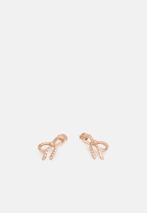 Paar kleine Ohrstecker aus Roségold in Form zarter Schleifen mit strukturierten Details auf weißem Hintergrund.