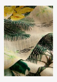 Seleccionado, kew collection green floral