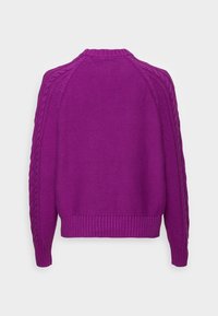 Suéter de punto morado con un diseño de cable texturizado en las mangas, dobladillo y puños acanalados, y un cuello redondo; material ligero.