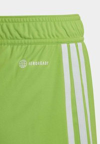 Grüne sportliche Shorts aus leichtem Material, mit einem flachen Bund und drei vertikalen weißen Streifen an den Seiten. Enthält das "AEROREADY"-Logo.