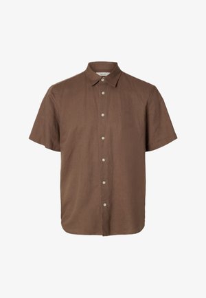 Pruun lühikeste varrukatega nööbitav särk terava kraega ja valgete nööpidega, valgel taustal.