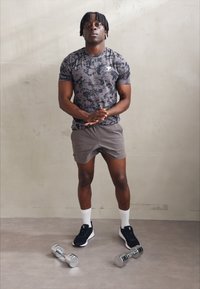 Under Armour PROJECT ROCK CAMP SHORT - Sportovní kraťasy - fresh clay/black