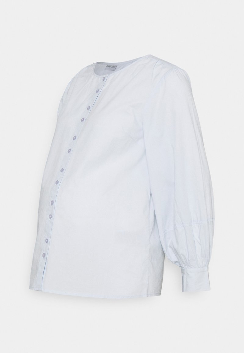 Chemise de maternité bleu clair, en coton, col rond, manches longues bouffantes, détail boutonné à l'avant, ourlet arrondi, coupe ajustée pour le confort.