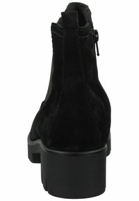 Botín de ante negro con suela de goma gruesa y cremallera en el lado. Presenta costuras en contraste y un diseño de punta redondeada.