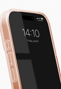 Transparent mobildeksel med en myk rosetone, som viser avrundede kanter, sideknapper og en svart skjerm som viser tid og dato.