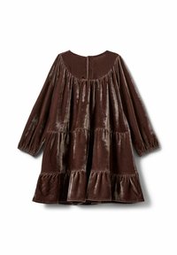 Brun fløjlskjole med lange ærmer, lagdelt design, samlede detaljer ved halsudskæringen og manchetterne samt en knaplukning bagpå.