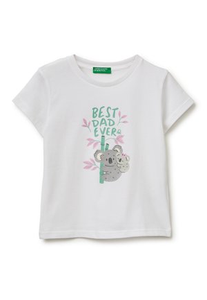 Wit T-shirt met korte mouwen met de tekst "Best Dad Ever" en een illustratie van twee koala’s die elkaar knuffelen op een tak met roze bladeren.