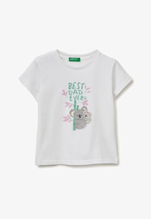 Wit T-shirt met korte mouwen met de tekst "Best Dad Ever" en een illustratie van twee koala’s die elkaar knuffelen op een tak met roze bladeren.