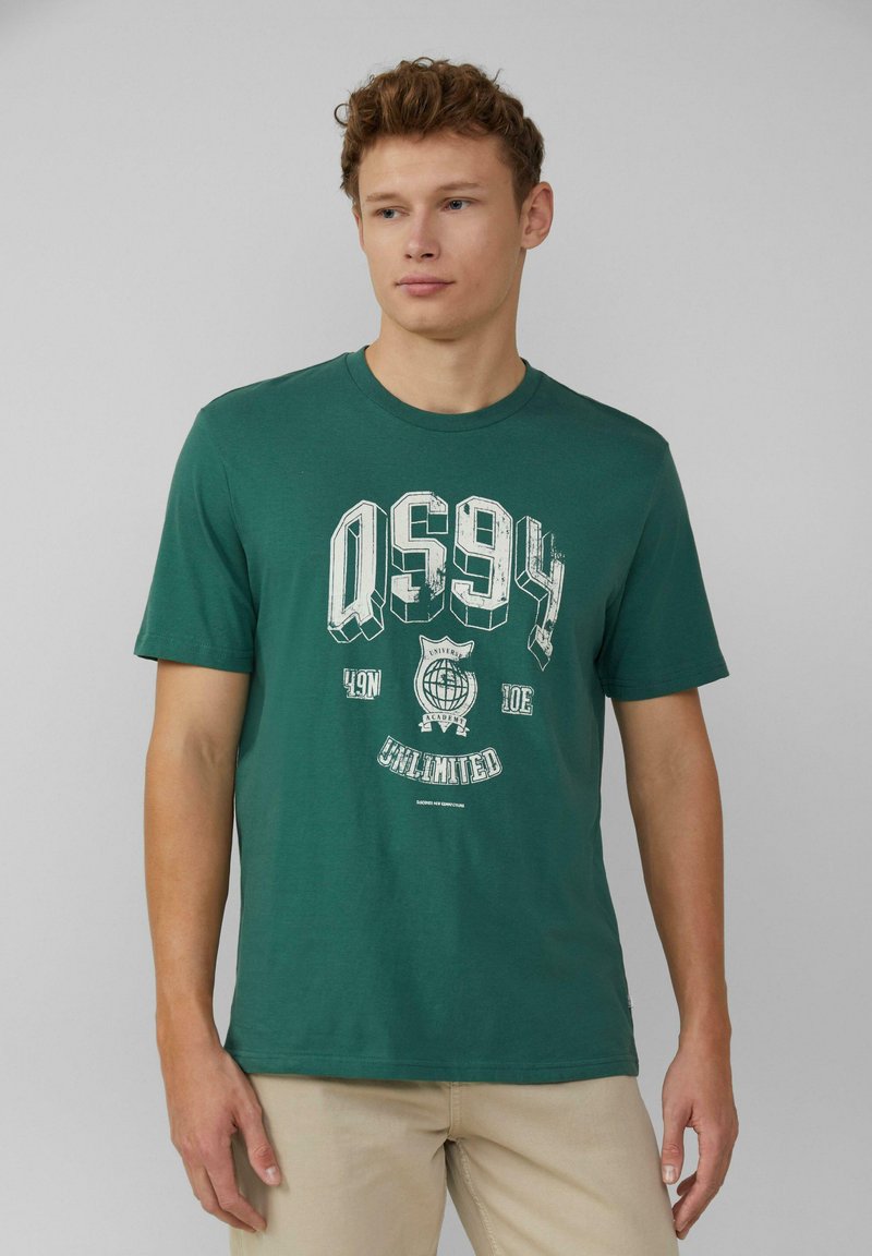 Groene katoenen t-shirt met korte mouwen, voorzien van een grote witte grafische print, inclusief "QS94" en een wereldbolontwerp in het midden.