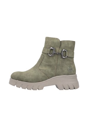 Bottine olive en cuir suédé doux, avec des accents en métal argenté, un détail de sangle et une semelle épaisse beige.