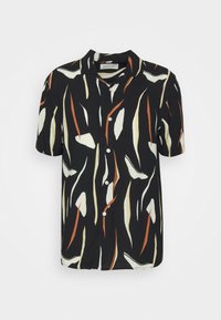 Zwart shirt met korte mouwen, voorzien van een gedurfd, abstract patroon in crème, oranje en geel. Knopsluiting en een opvallende kraag zijn duidelijke kenmerken.