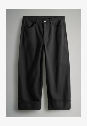 Schwarze Baumwollhose mit geradem Bein, ausgestattet mit zwei vorderen Taschen, einem einzelnen Knopfverschluss und umgeschlagenen Säumen.