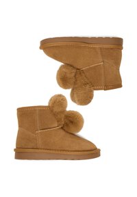 Beżowe zamszowe botki za kostkę z zaokrąglonym noskiem, miękką fakturą i ozdobnymi pomponami z futra po bokach. Wysokość około 10 cm.