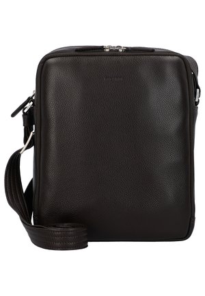 Bolso mensajero de cuero marrón con superficie texturizada, cierre de cremallera y correa ajustable, que presenta una forma rectangular compacta.