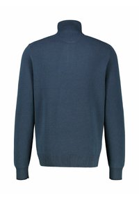 Granatowy, dziergany sweter z wysokim kołnierzem, ozdobiony teksturowanym wzorem oraz ściągaczami na rękawach i dole. Widok z tyłu, bez ozdób.