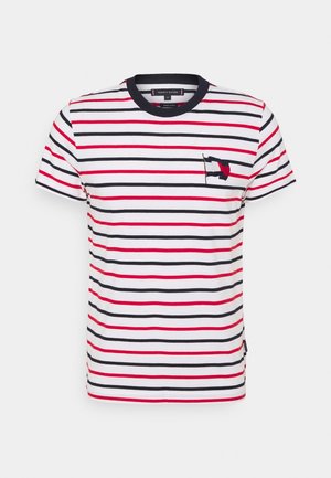 Hvid kortærmet t-shirt med røde og marineblå vandret striber. Har et lille broderet logo på brystet og en rund halsudskæring.