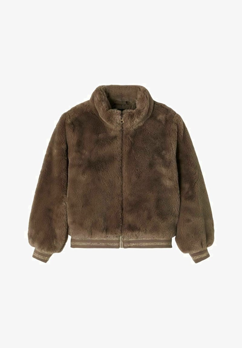 Veste zippée en fausse fourrure marron avec col montant, manches longues et poignets et ourlet élastiques avec un détail de rayure subtile.