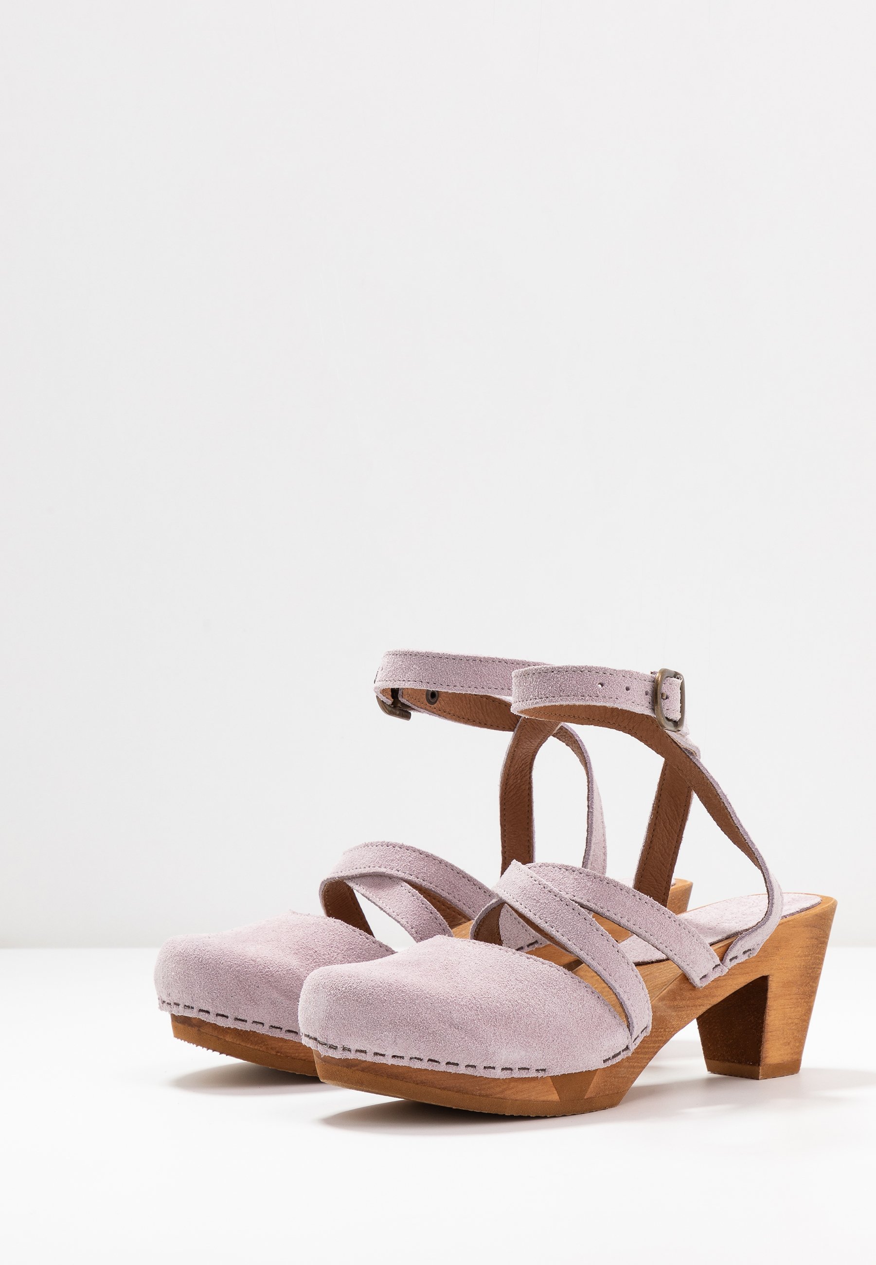 sanita tinja clogs