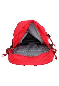 Rode nylon rugzak met een brede opening, grijs gevoerd interieur en verstelbare schouderbanden. Voorzien van een ritssluiting en een binnenvak voor organisatie.