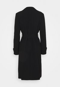 Schwarzer Trenchcoat mit taillierter Passform, langen Ärmeln, Reverskragen und gefalteten Details am Rücken. Hergestellt aus einem strukturierten Stoff.