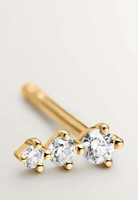 Pendiente de oro con tres piedras de zirconia cúbica transparente graduadas, cada una montada en un diseño de garras, con un acabado suave y pulido.