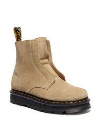Bucată de anexe din suede bej până la gleznă, cu panouri laterale elastice, vârf rotunjit și talpă neagră cu platformă, cu cusături galbene și tab pentru tragere.
