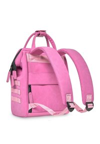 Rosa Rucksack mit glatter Textur, gepolsterten Tragen und einem oberen Griff. Verfügt über seitliche Reißverschlüsse und horizontale Akzentgurte auf der Vorderseite.