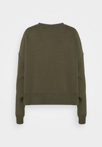 Sudadera corta de color verde oliva, con un corte relajado. Presenta mangas largas, un escote redondo y puños y dobladillo acanalados. Textura suave.