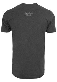 Grå bomull T-skjorte med korte ermer. Inkluderer et lite hvitt trykt design på øvre rygg, hvor det står "famous" i lekende skrifttype.