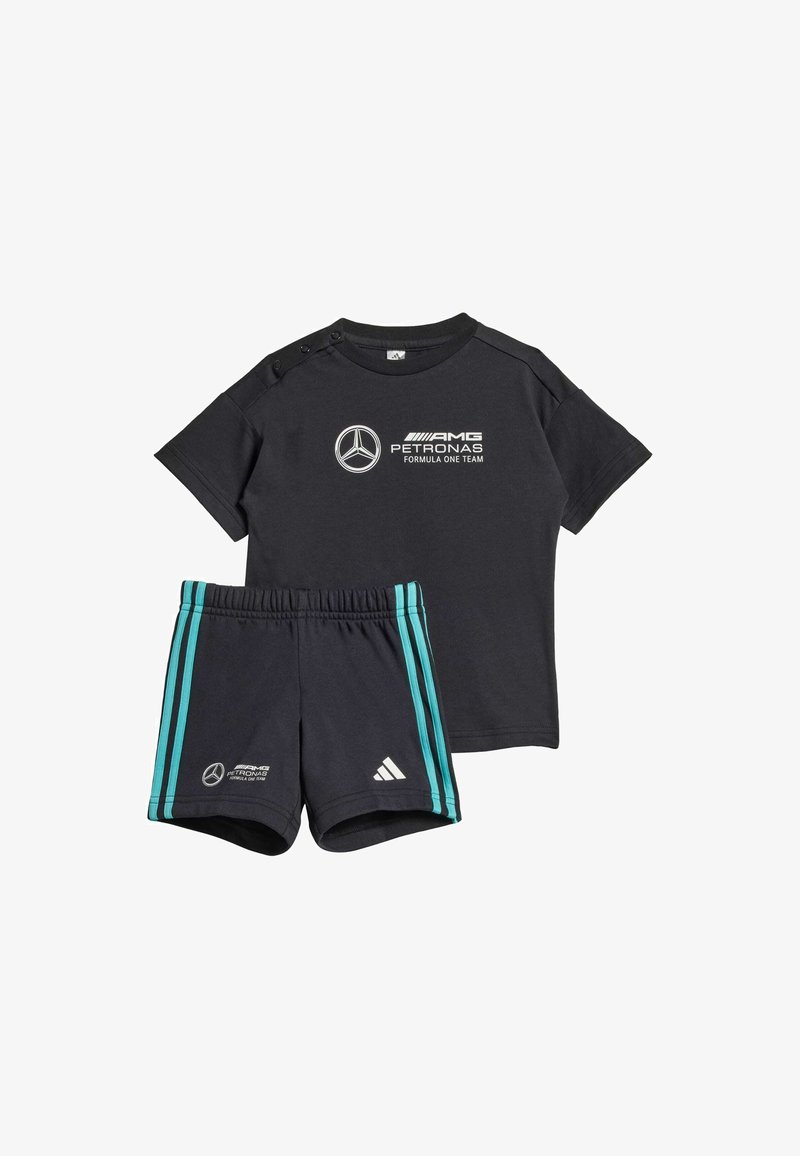 Camiseta de algodón negra de manga corta, con un logo blanco. Pantalones cortos negros con rayas laterales turquesa y logo de Adidas.