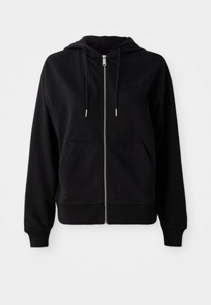 Čierna mikina s kapucňou na zips vyrobená z mäkkej látky. Obsahuje predné vrecko, nastaviteľnú kapucňu so šnúrkou a vyšitý logotyp na hrudi.