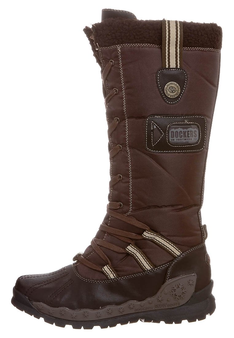 Stivale invernale marrone con tomaia in tessuto trapuntato, bordo in pelliccia sintetica e suola in gomma. Presenta lacci e una patch con logo sul lato.