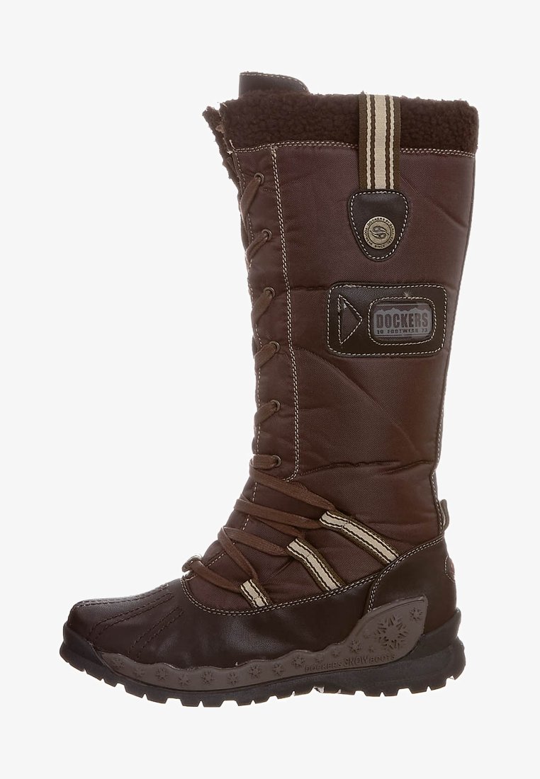 Stivale invernale marrone con tomaia in tessuto trapuntato, bordo in pelliccia sintetica e suola in gomma. Presenta lacci e una patch con logo sul lato.