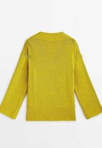 Pull en maille jaune à manches longues avec poignets, ourlet et col côtelés, vu de dos sur un fond blanc uni.