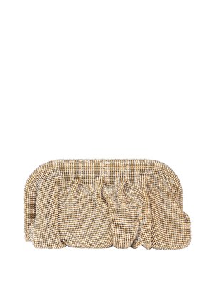Piccola borsa clutch da sera in rete dorata con texture di tessuto arricciato e forma rettangolare arrotondata su sfondo bianco.