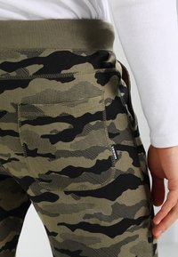 Diesel Teplákové kalhoty - olive