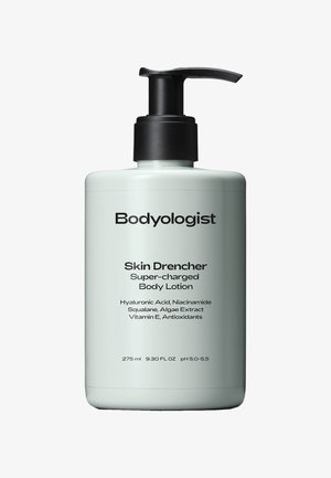 Flasche der Bodyologist Skin Drencher Körperlotion mit Pumpspender, beschriftet mit den wichtigsten Inhaltsstoffen und Volumen, weißer Behälter mit schwarzem Spender.