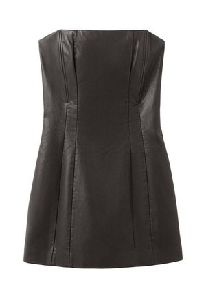 Zwart leren strapless jurk met een nauwsluitend lijfje, plooien en een gladde textuur. Heeft een rechte halslijn en een uitlopende onderkant.