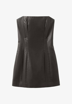 Zwart leren strapless jurk met een nauwsluitend lijfje, plooien en een gladde textuur. Heeft een rechte halslijn en een uitlopende onderkant.