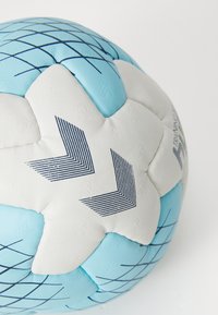 Träningsfotboll i ljusblått och vitt. Har en strukturerad yta med geometriska mönster och mörkblå accenter.