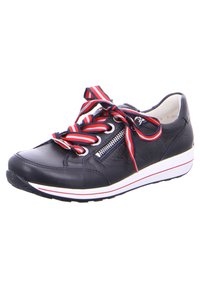 Schwarze Leder-Sneaker mit mehrfarbigen rot-weißen gestreiften Schnürsenkeln, seitlichem Reißverschlussdetail und dicker weißer Sohle mit rotem Akzentstreifen.