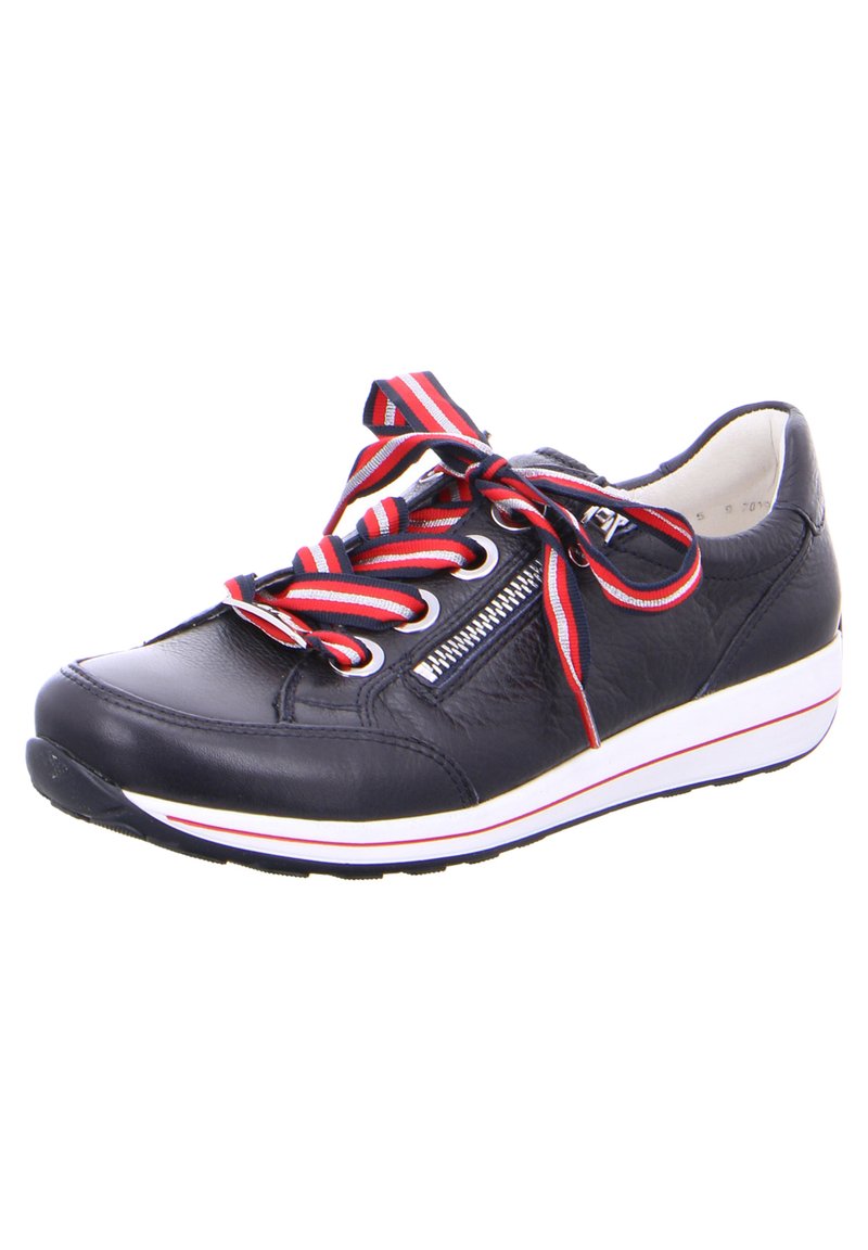 Schwarze Leder-Sneaker mit mehrfarbigen rot-weißen gestreiften Schnürsenkeln, seitlichem Reißverschlussdetail und dicker weißer Sohle mit rotem Akzentstreifen.