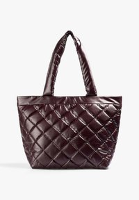 Borsa a tracolla trapuntata di un intenso bordeaux, realizzata in materiale lucido. Presenta manici imbottiti e una forma rettangolare con motivo a rombi.