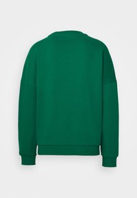 Sudadera verde de corte relajado, cuello redondo y mangas largas. Textura suave, puños y dobladillo acanalados, color sólido sin patrones.