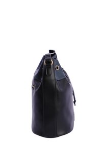 Bolso de hombro de cuero negro con forma estructurada, correa ajustable y herrajes en tono dorado. Textura suave con sutiles acentos azules.