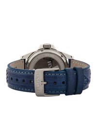 Titaniniai laikrodžiai su mėlynu odiniu dirželiu, turinčiu perforacijas ir kontrastingą siūlų siuvimą, pritvirtintas metaline sagtimi su prekių ženklu.