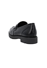 Chaussure en cuir noir avec une finition texturée, semelle en caoutchouc noir robuste et design à enfiler. Bout rond et talon bas, peu de détails.