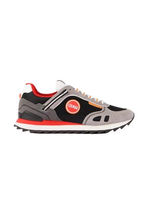 Sneaker basse in nero, grigio, bianco e rosso con occhielli arancioni e logo "Colmar" sul lato.